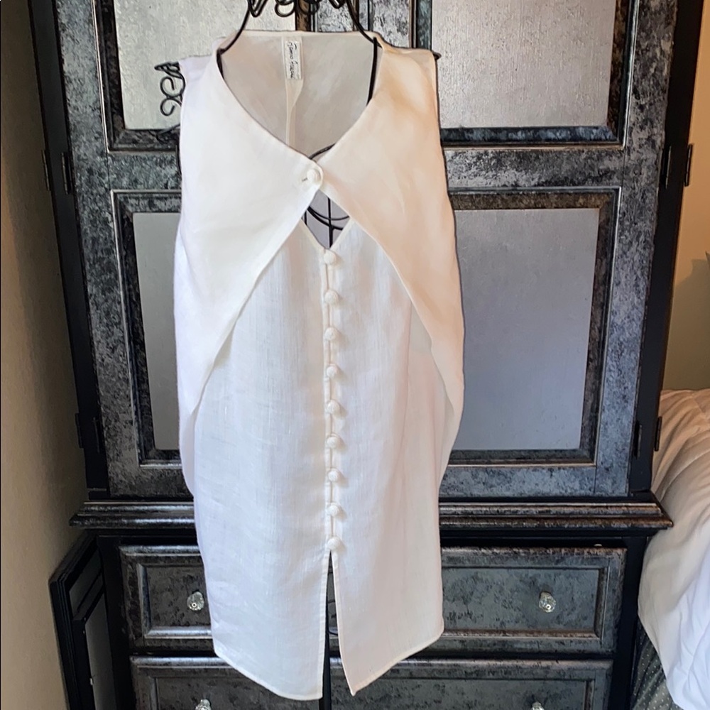 White Button-Front Sleeveless Camisole with Oversized Collar